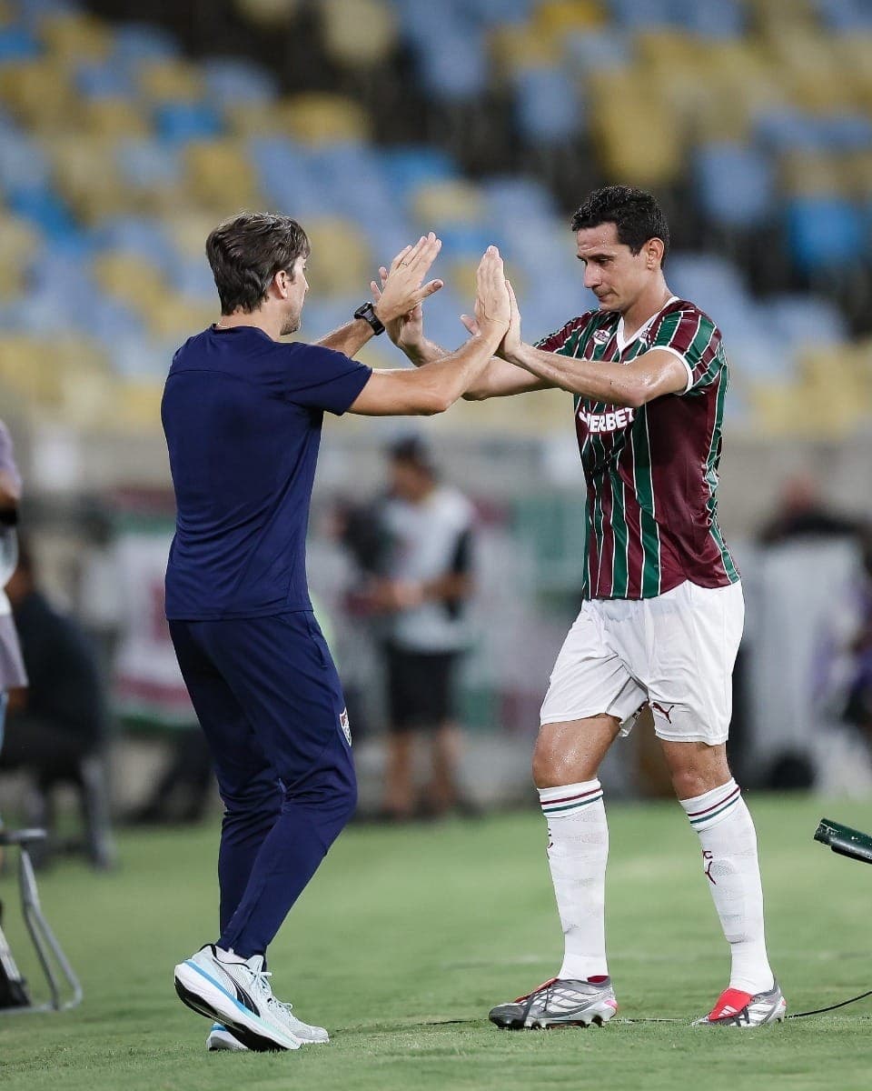 Ganso festeja com o técnico Zubeldia