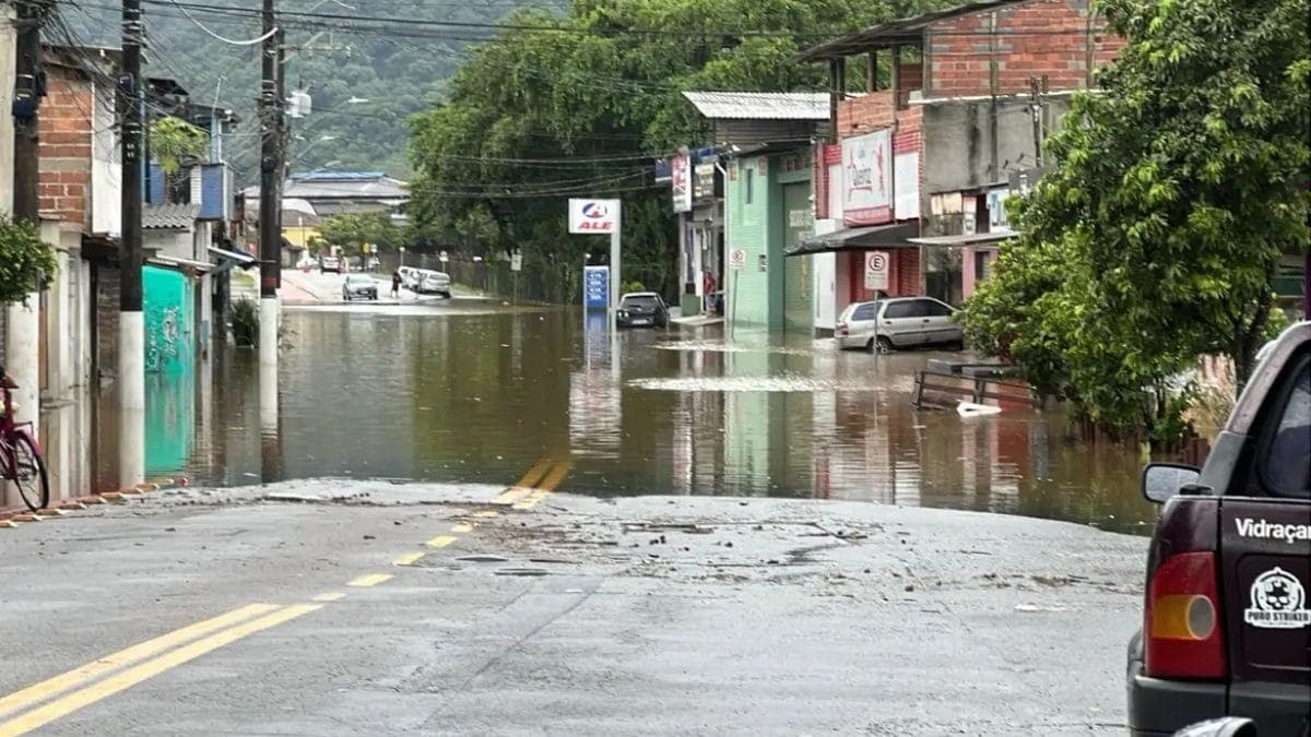 Chuva em Ubatuba, no litoral norte de SP