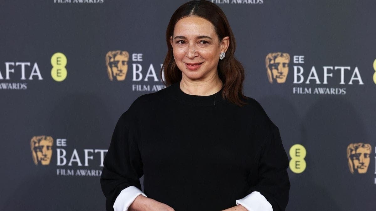 Maya Rudolph no tapete vermelho do Bafta