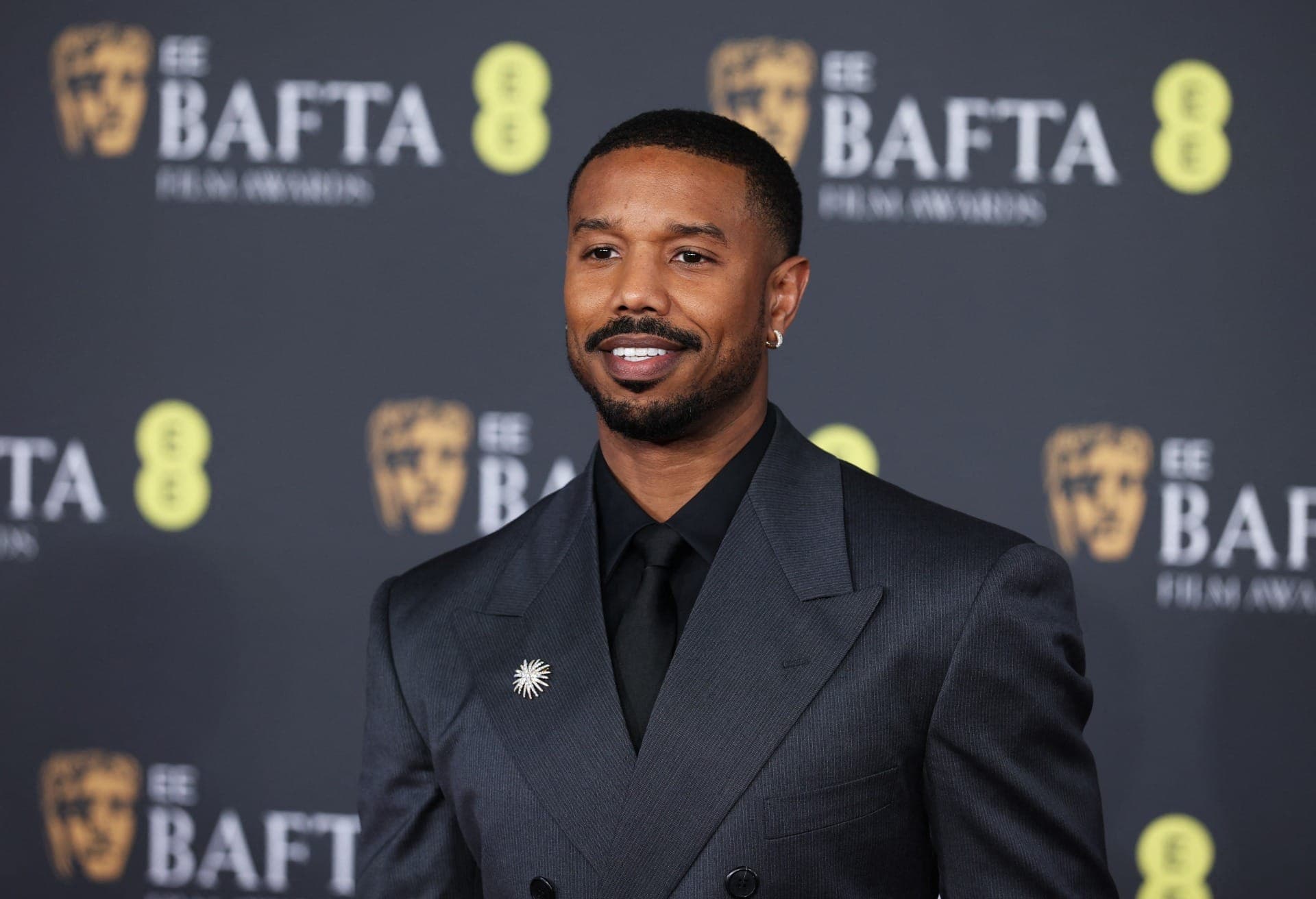 Michael B. Jordan no tapete vermelho do BAFTA