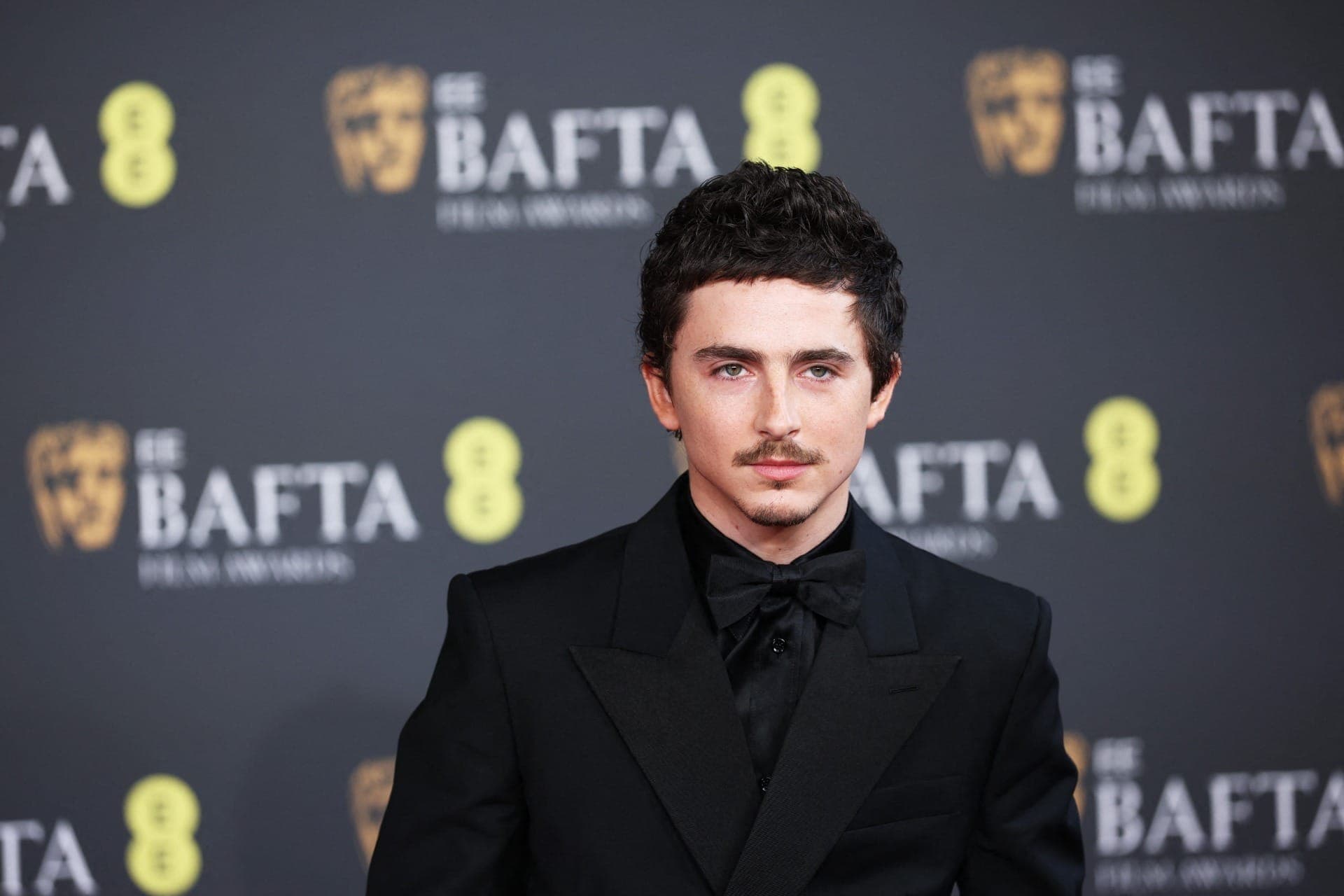 Timothée Chalamet no tapete vermelho do BAFTA