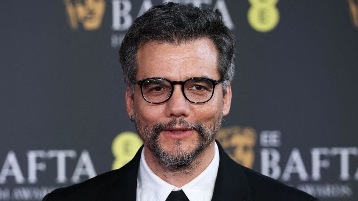 Wagner Moura no tapete vermelho do Bafta