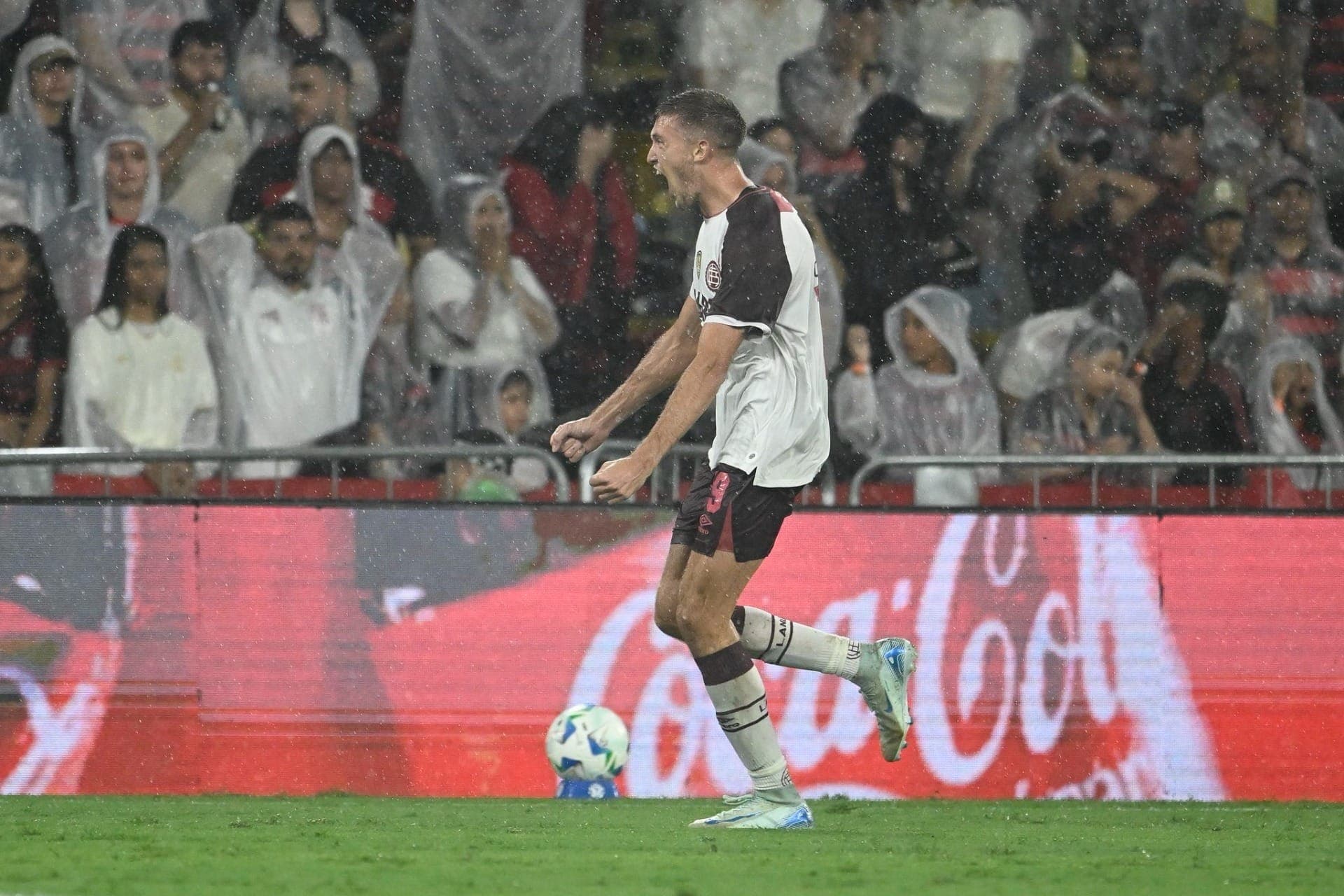 Castillo comemora gol do Lanús