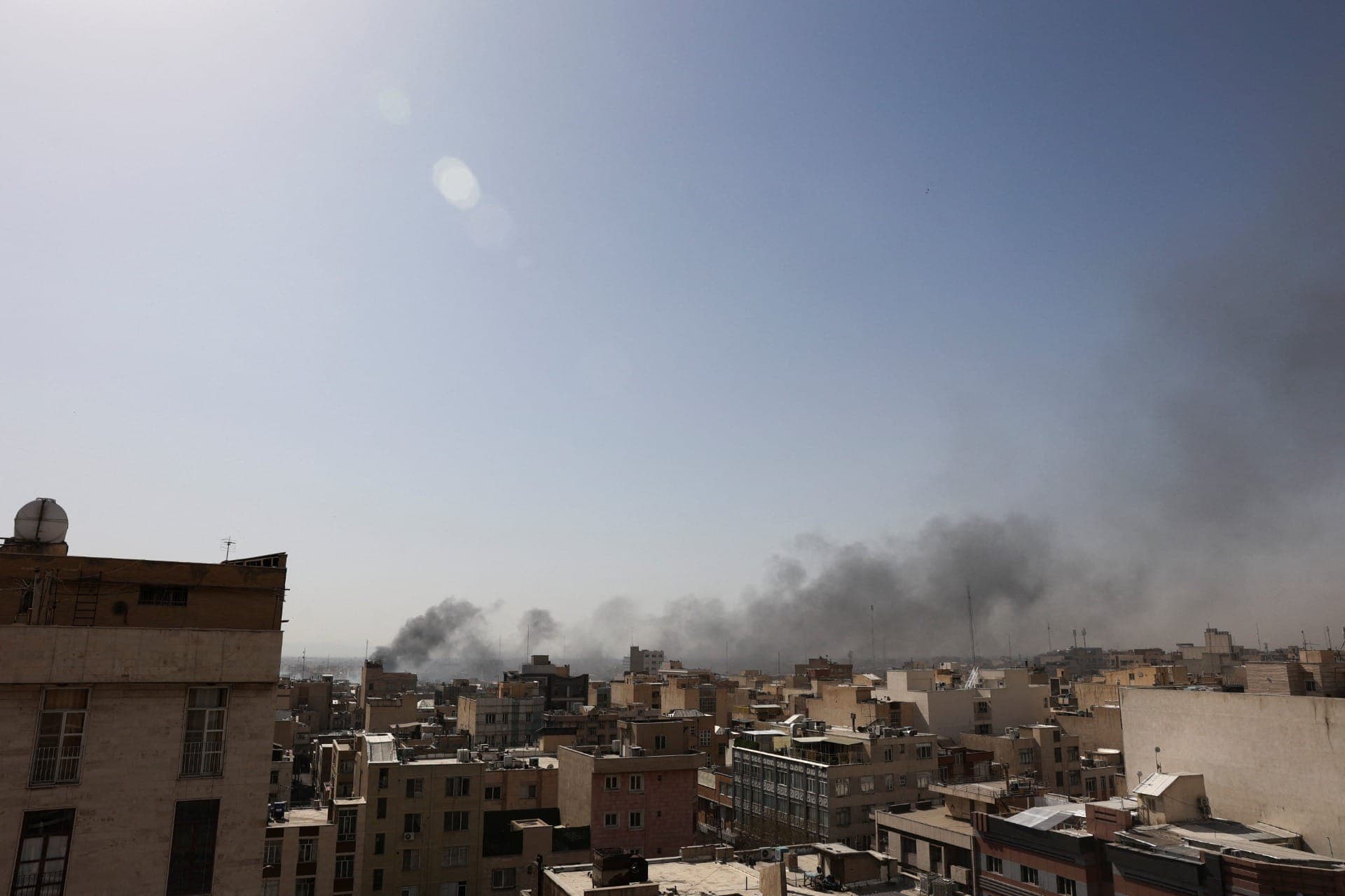 Fumaça é vista após ataque em Teerã