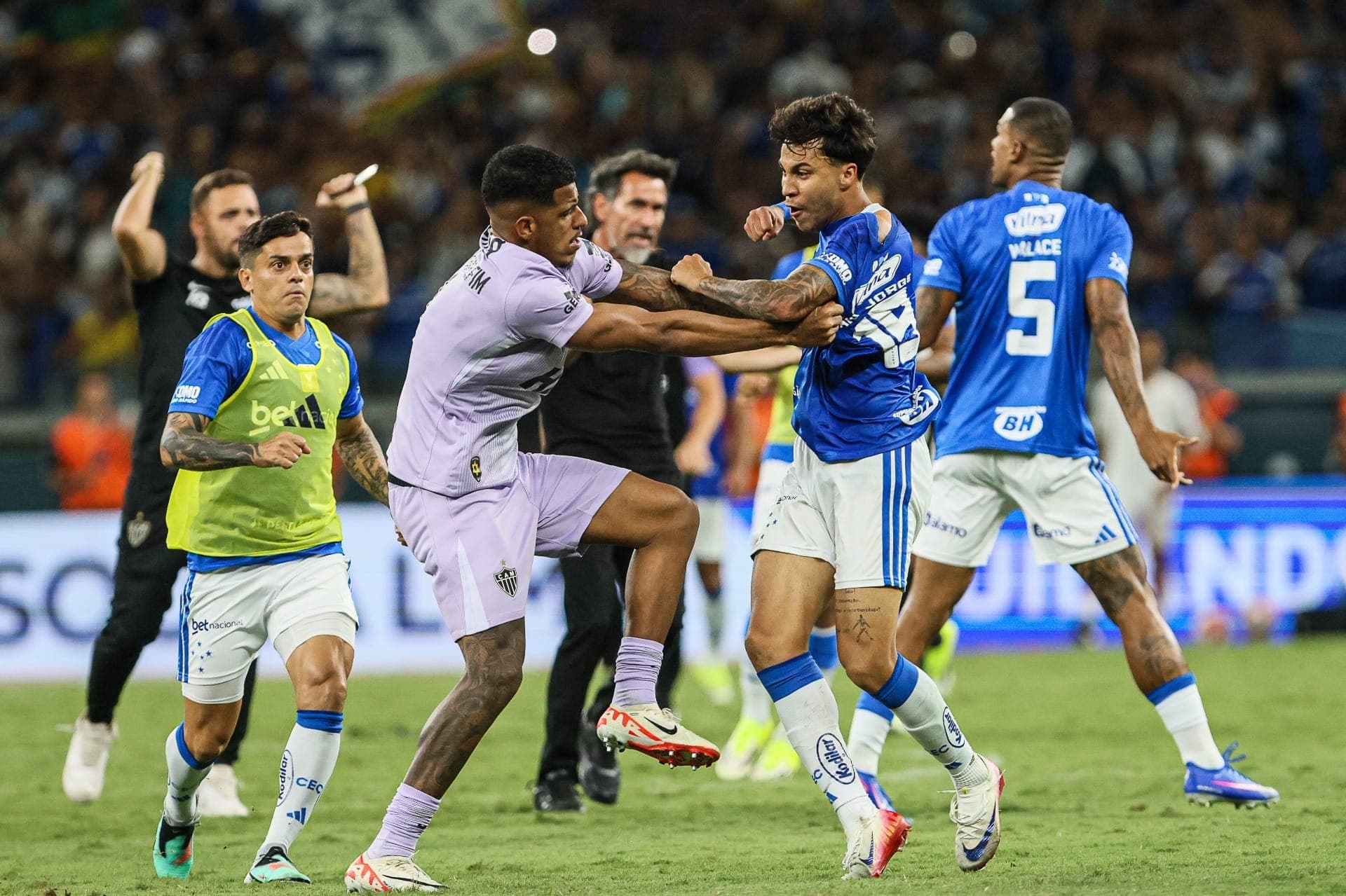 Briga durante final Cruzeiro x Atlético-MG