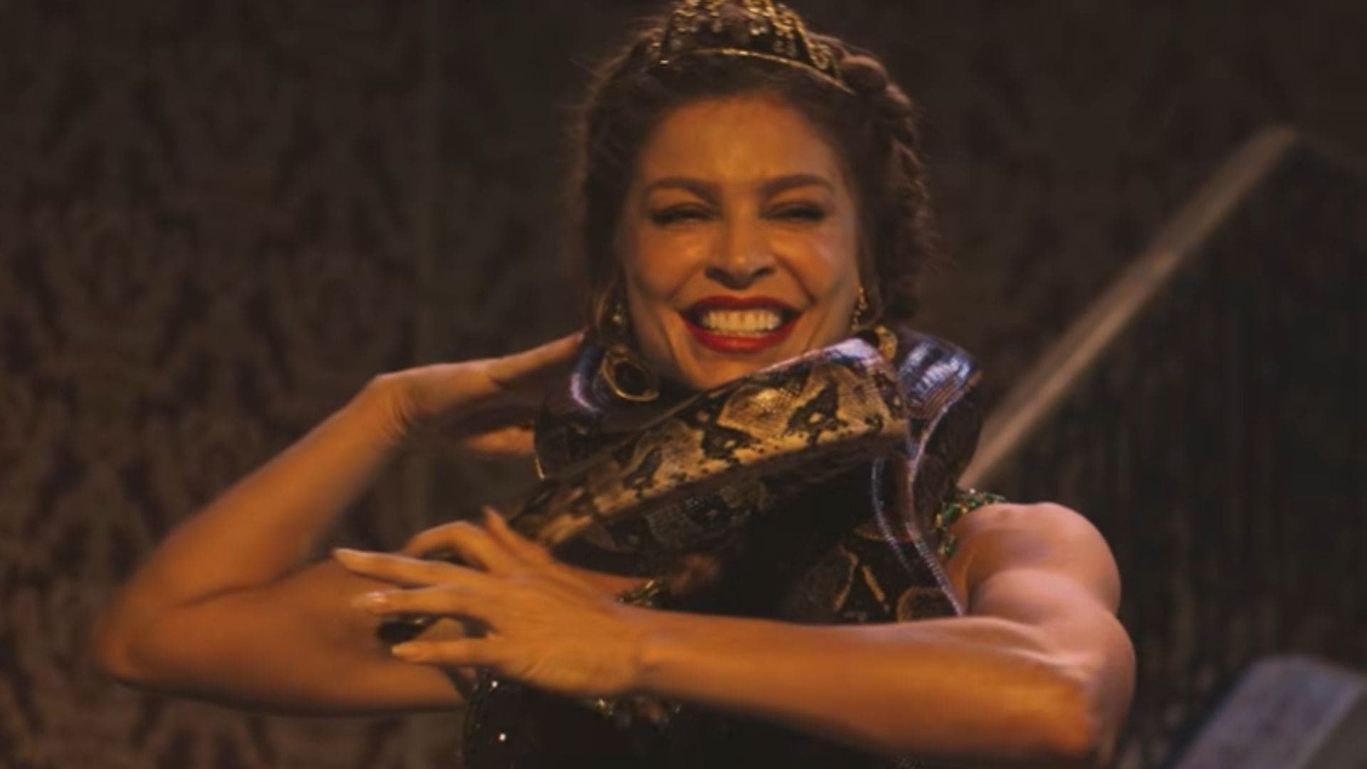 Grazi Massafera com cobra em 'Dona Beja'