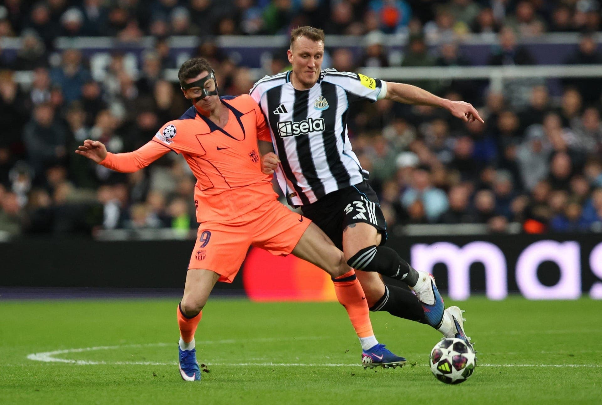 Lewandowski e Burn em Newcastle x Barcelona