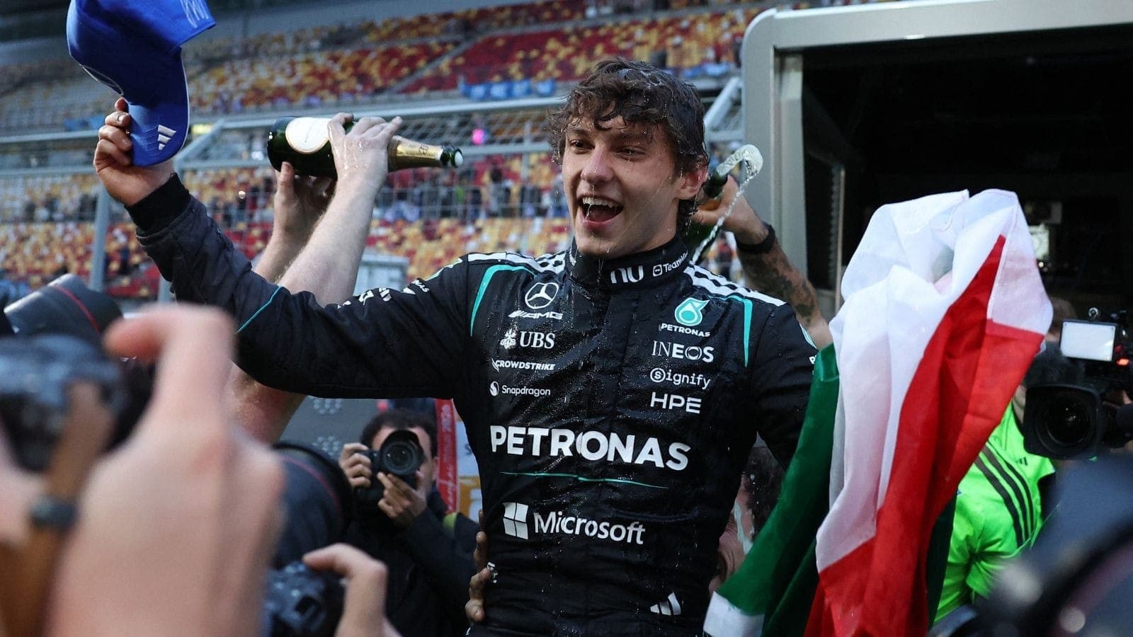 Kimi Antonelli comemora a primeira vitória na F1