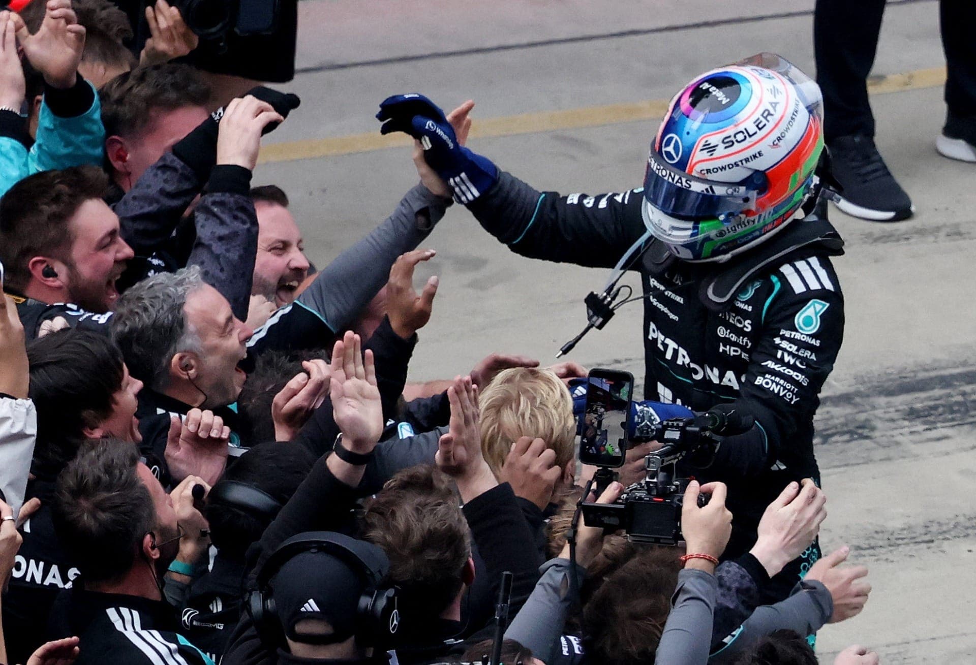 Kimi Antonelli vence o GP da China