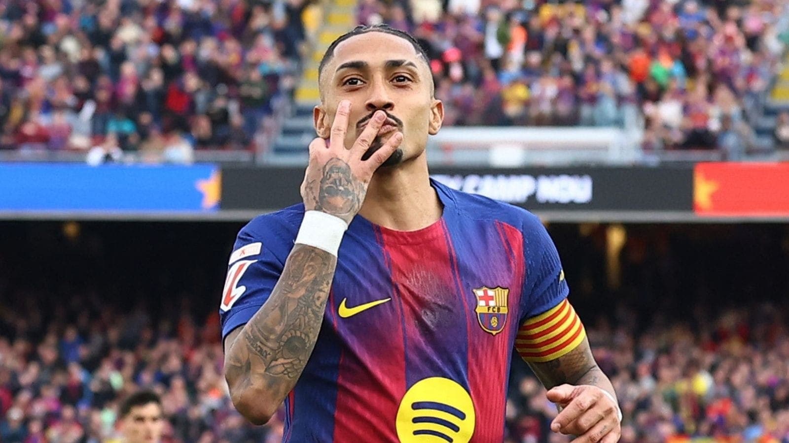 Raphinha comemora hat-trick pelo Barcelona