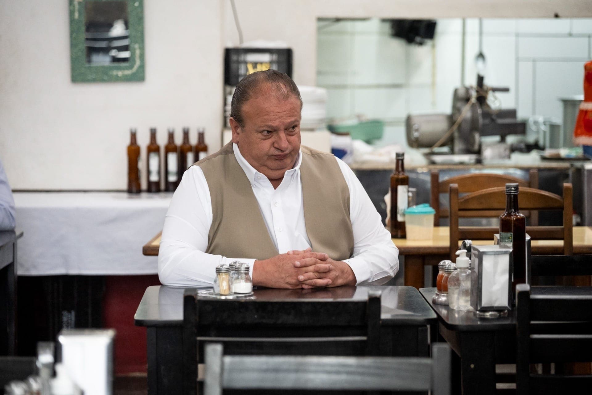 Enquanto espera os pratos, Jacquin julga o espaço.