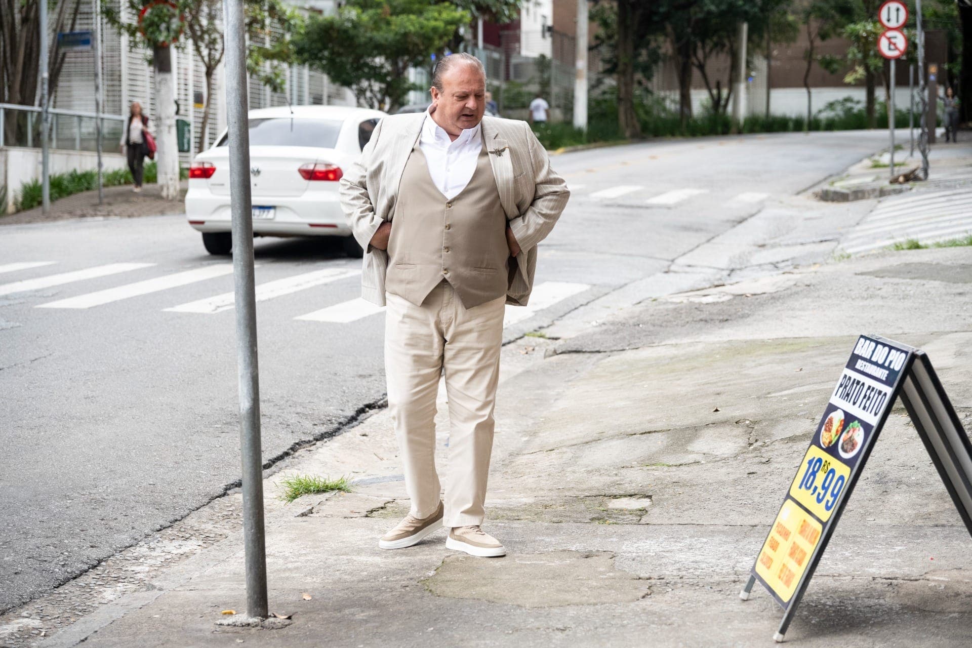 Jacquin chega ao Bar do Pio pela primeira vez.