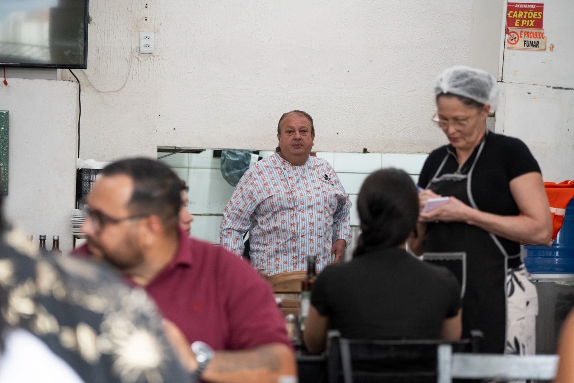 Jacquin observa o caos no Bar do Pio