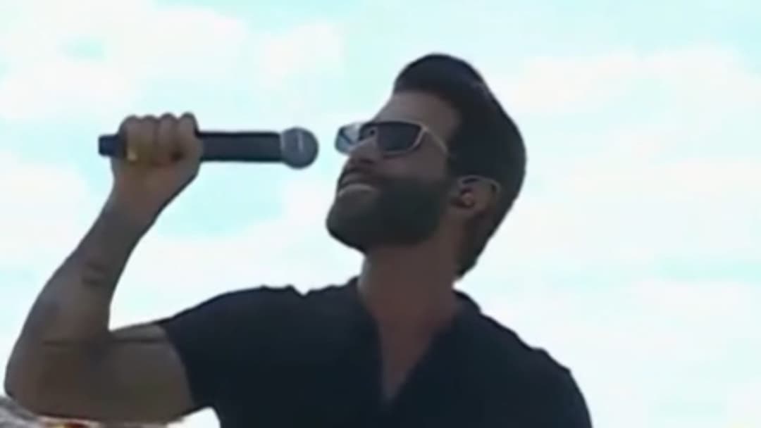 Gusttavo Lima canta o Hino Nacional antes do GP do Brasil de MotoGP