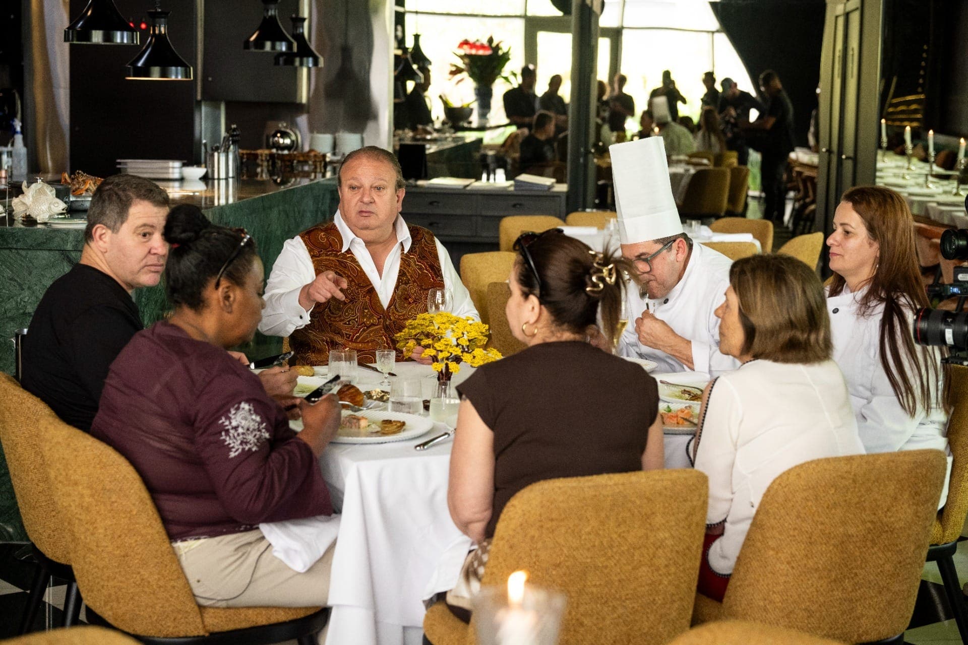 A equipe do Caravelas prova os pratos do Jojo.
