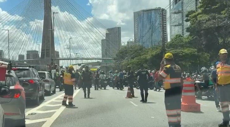 Motos paralisam trecho da Marginal Pinheiros