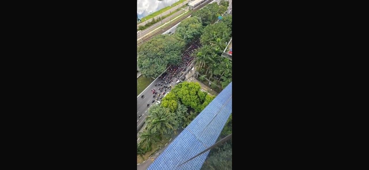 Motoqueiros realizam protestos simultâneos em vários pontos da cidade de São Paulo  