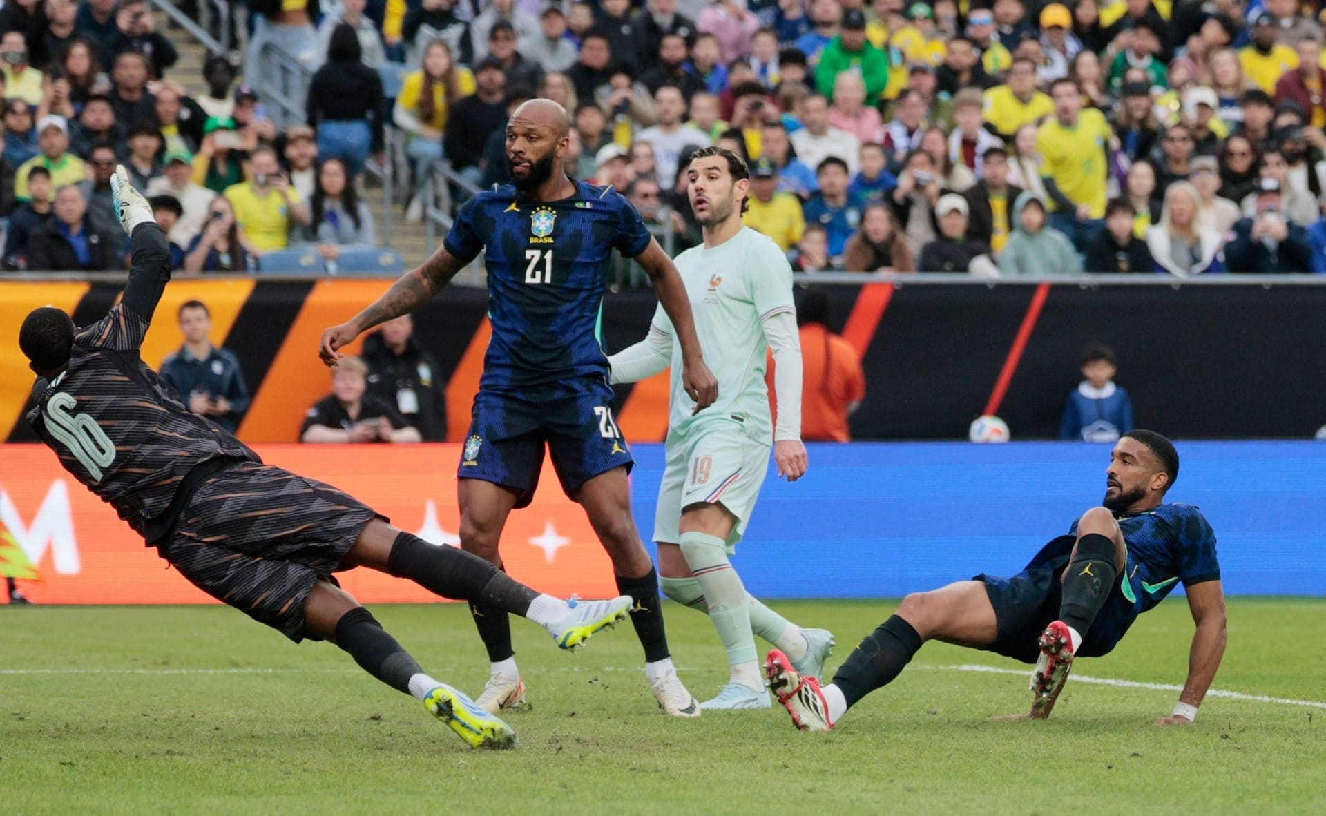 Bremer marca gol pelo Brasil em cima da França