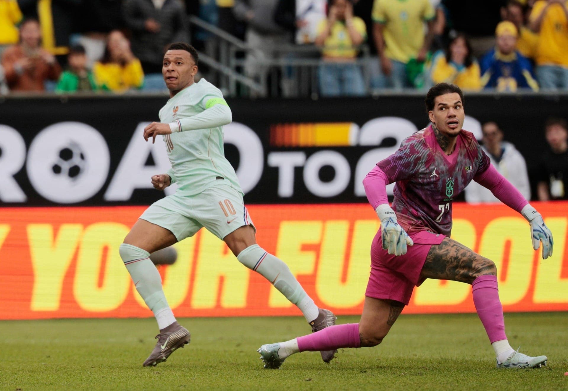 Mbappé marca gol em Brasil x França