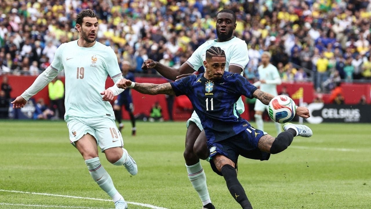 Raphinha durante Brasil x França