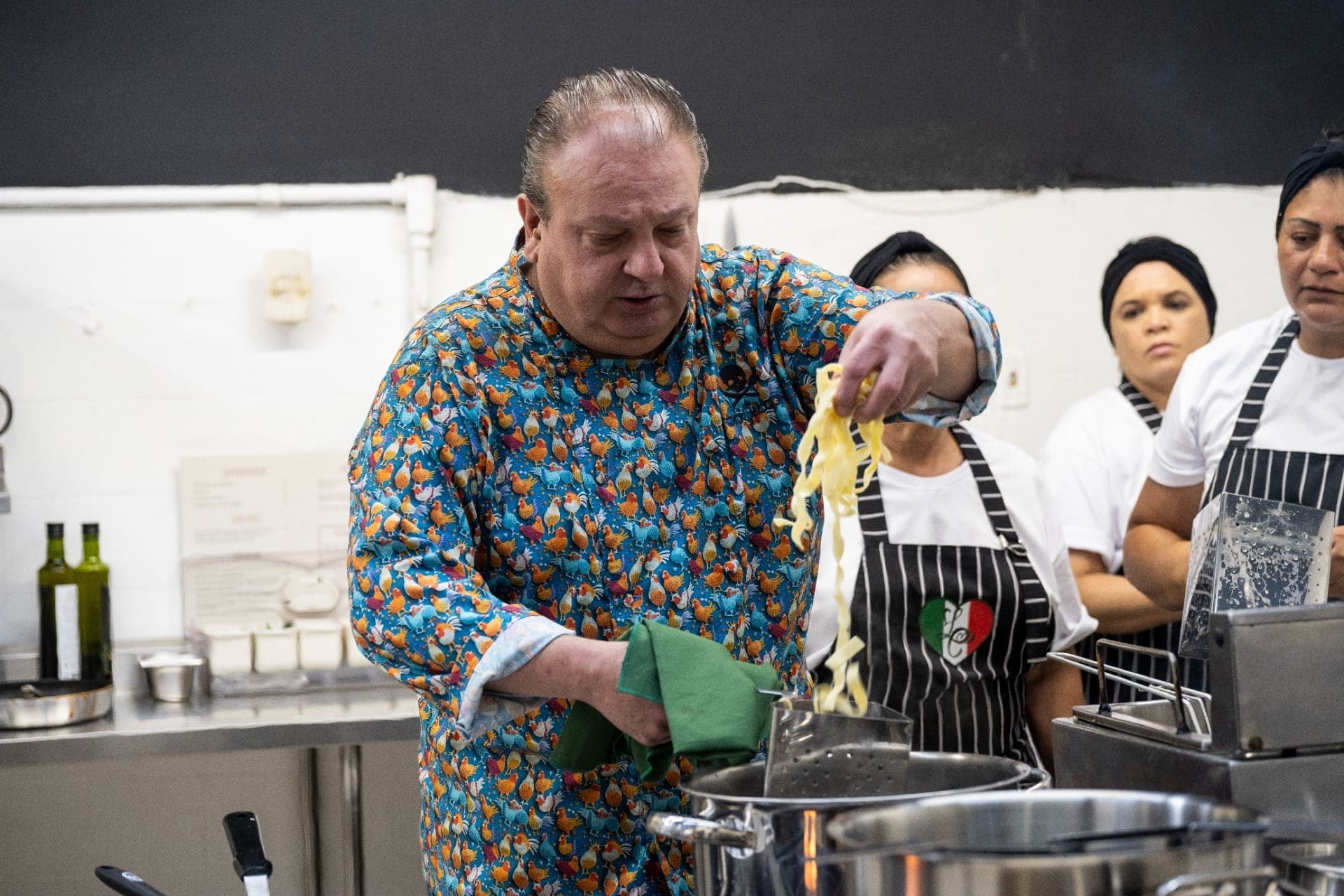Francês põe a mão na massa literalmente.