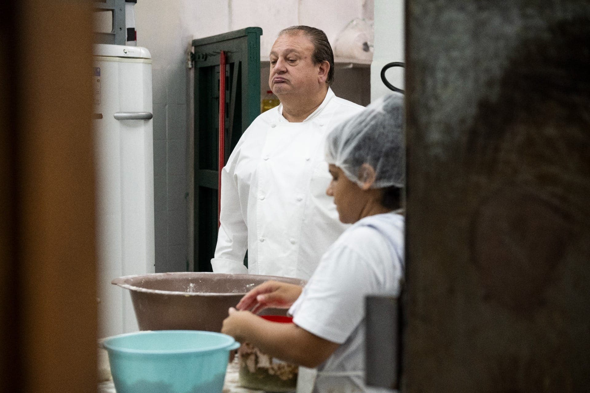 Jacquin observa o desempenho das cozinheiras.