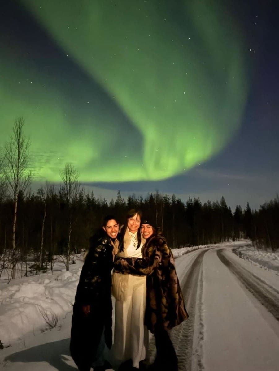 Anitta e amigas mostram caça à aurora boreal