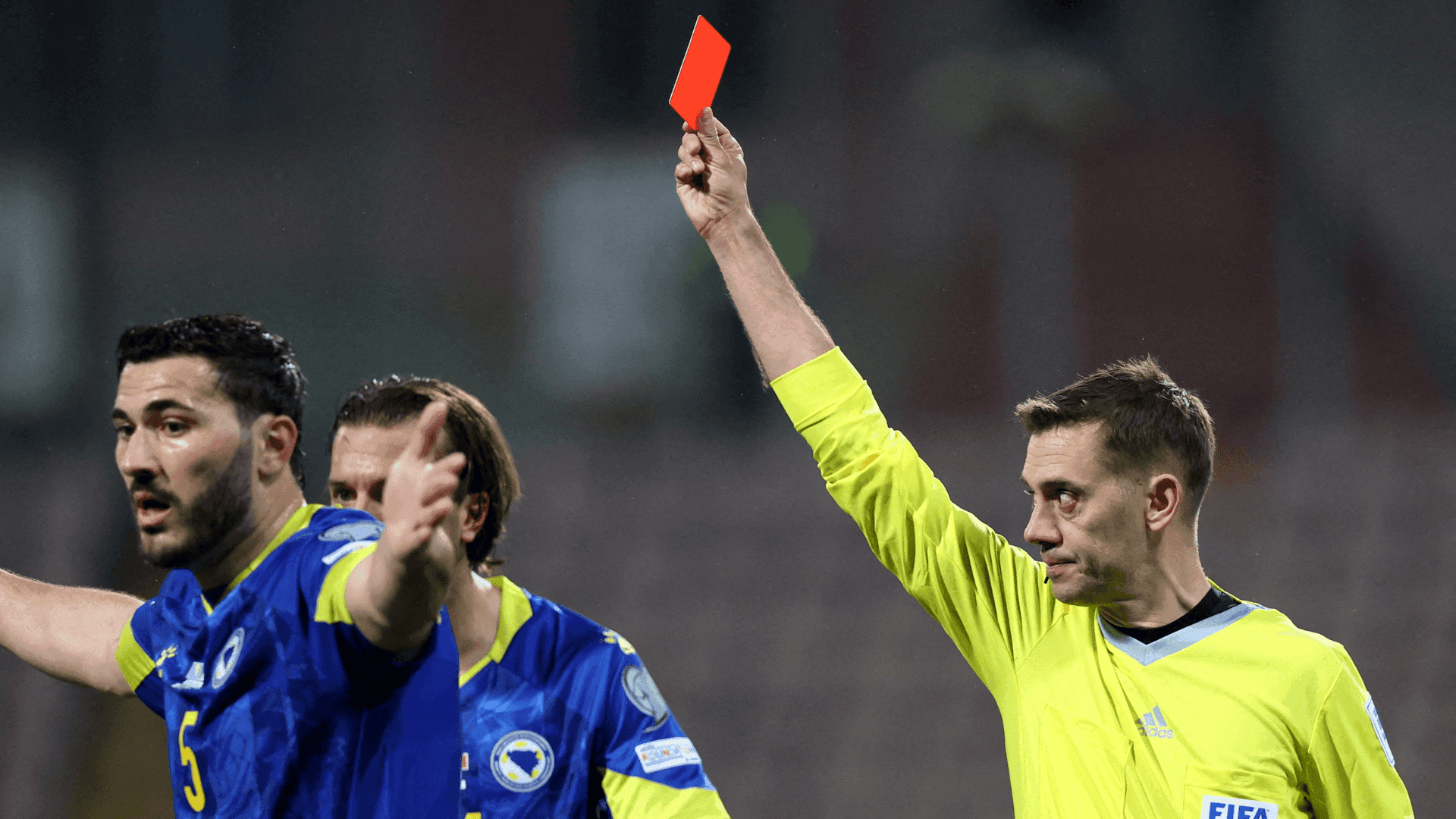 Árbitro  Clement Turpin expulsa Bastoni, da Itália