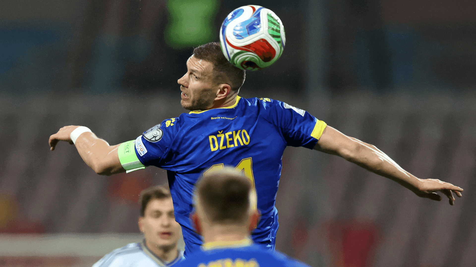Dzeko em ação no jogo Bósnia x Itália