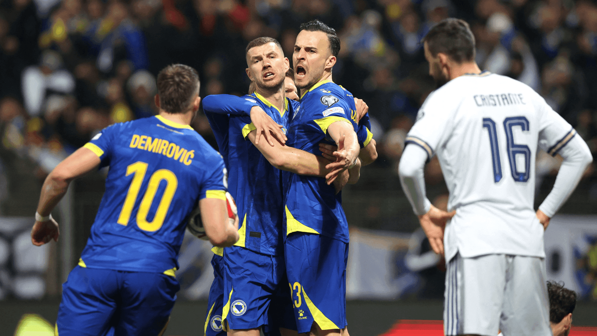 Haris Tabakovic comemorando o gol com Dzeko