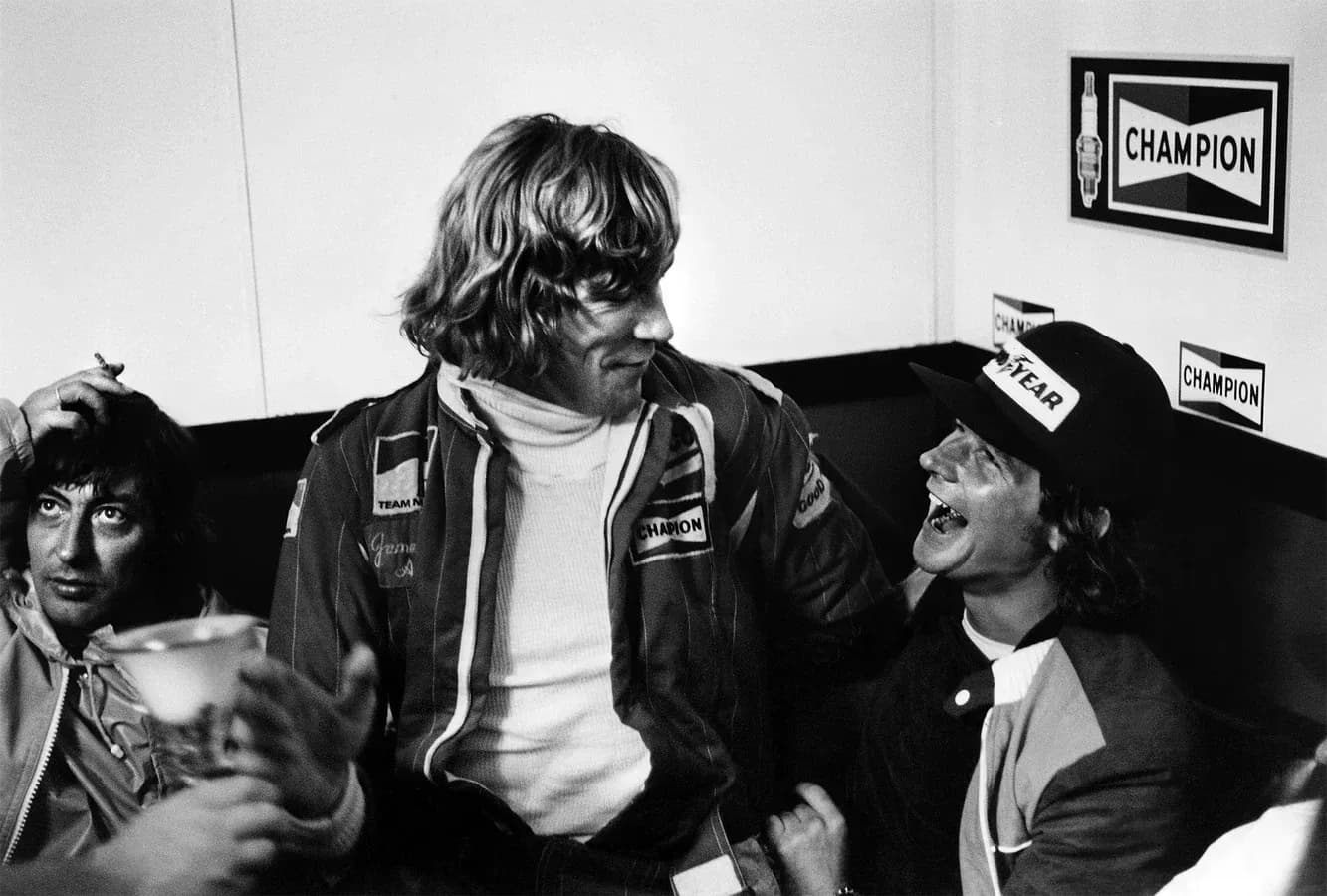 Hunt comemora o título de 1976 da Fórmula 1