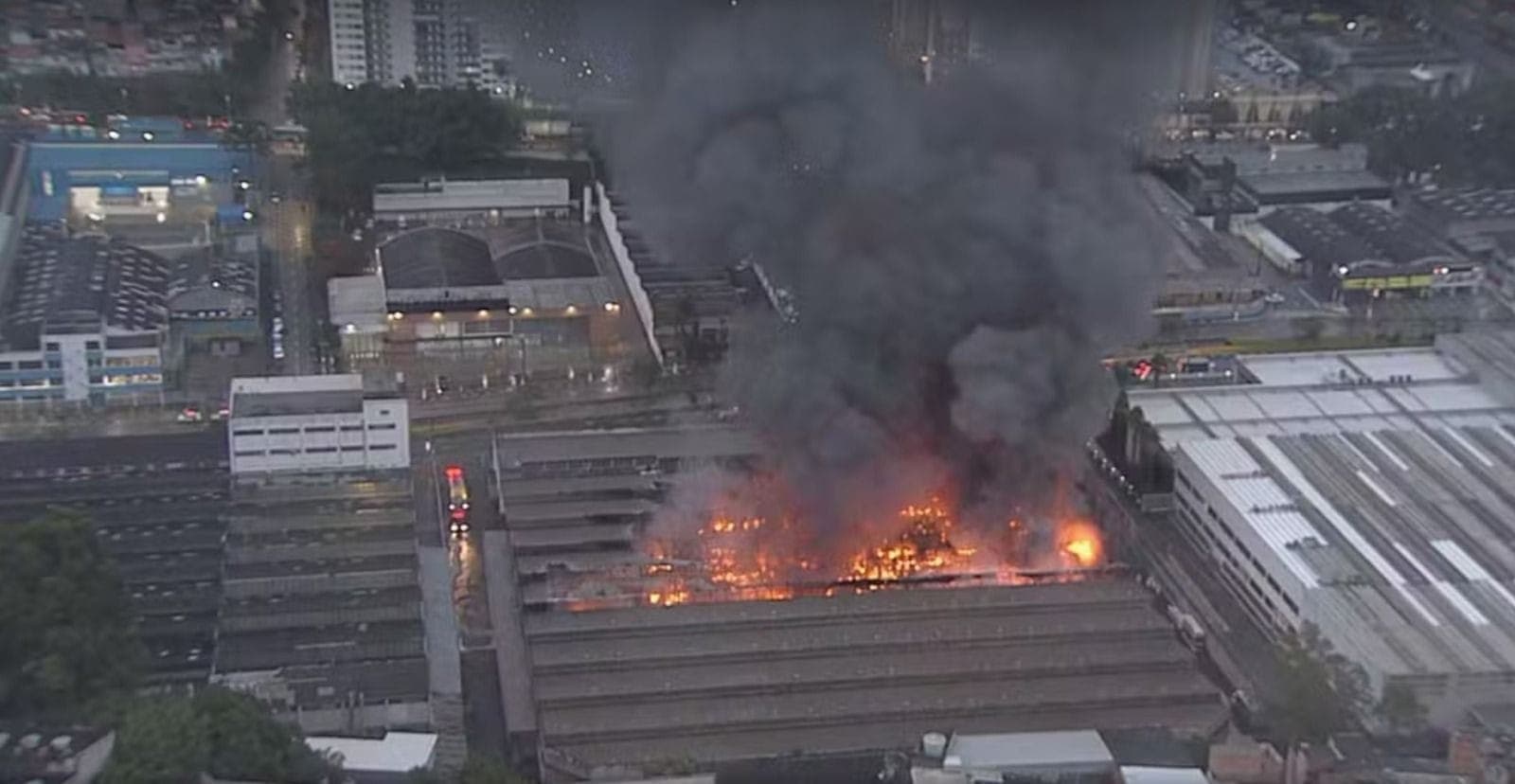 Incêndio atinge galpão em Diadema