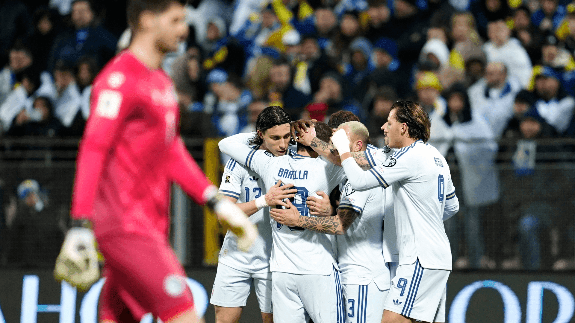 Jogadores da Itália comemoram gol de Moise Kean