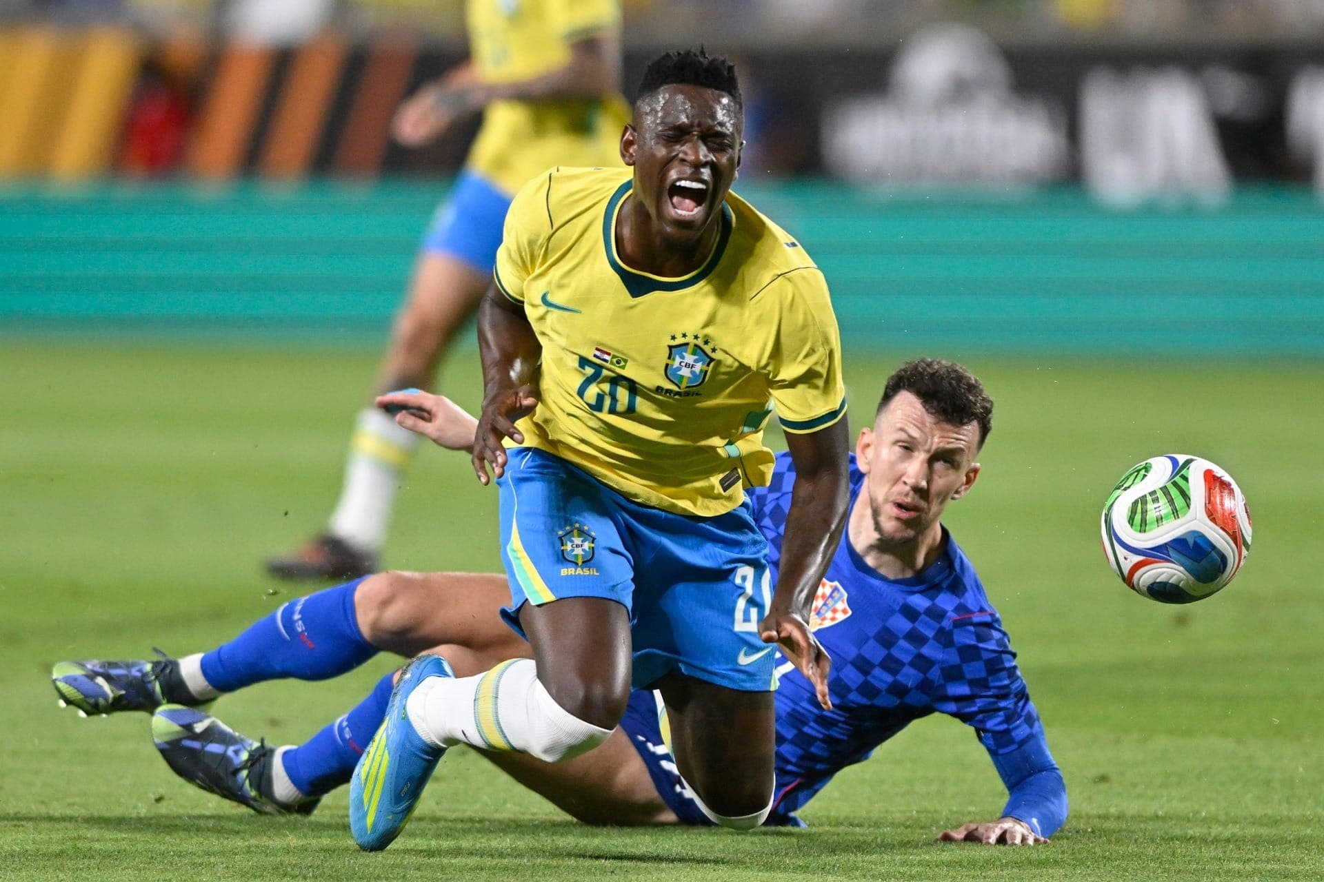 Luiz Henrique sofreu com faltas duras