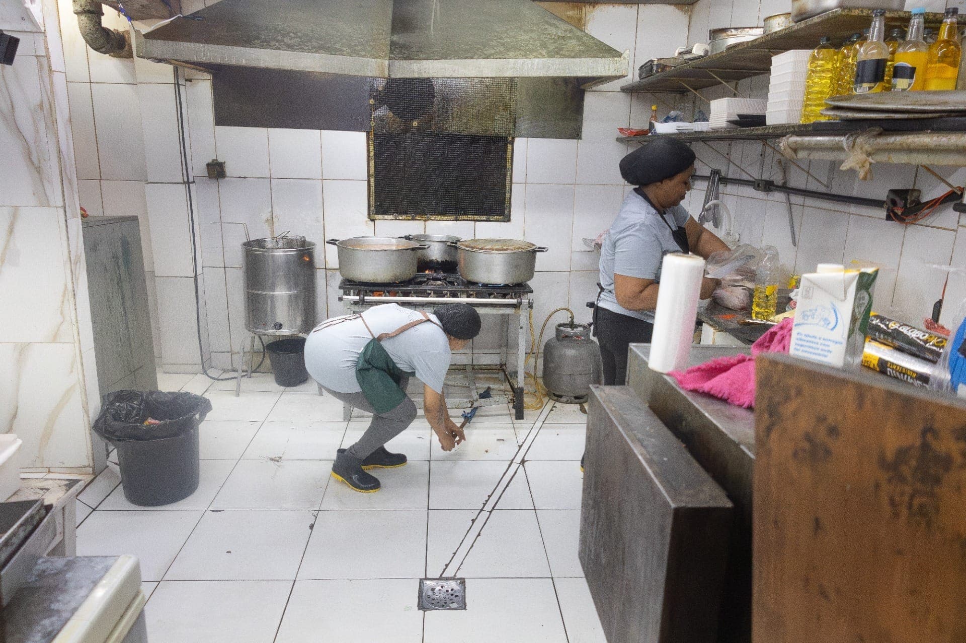 As colaboradoras colocam a mão na massa.