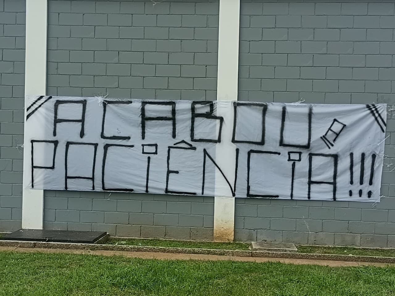 Protesto da torcida do Corinthians no CT