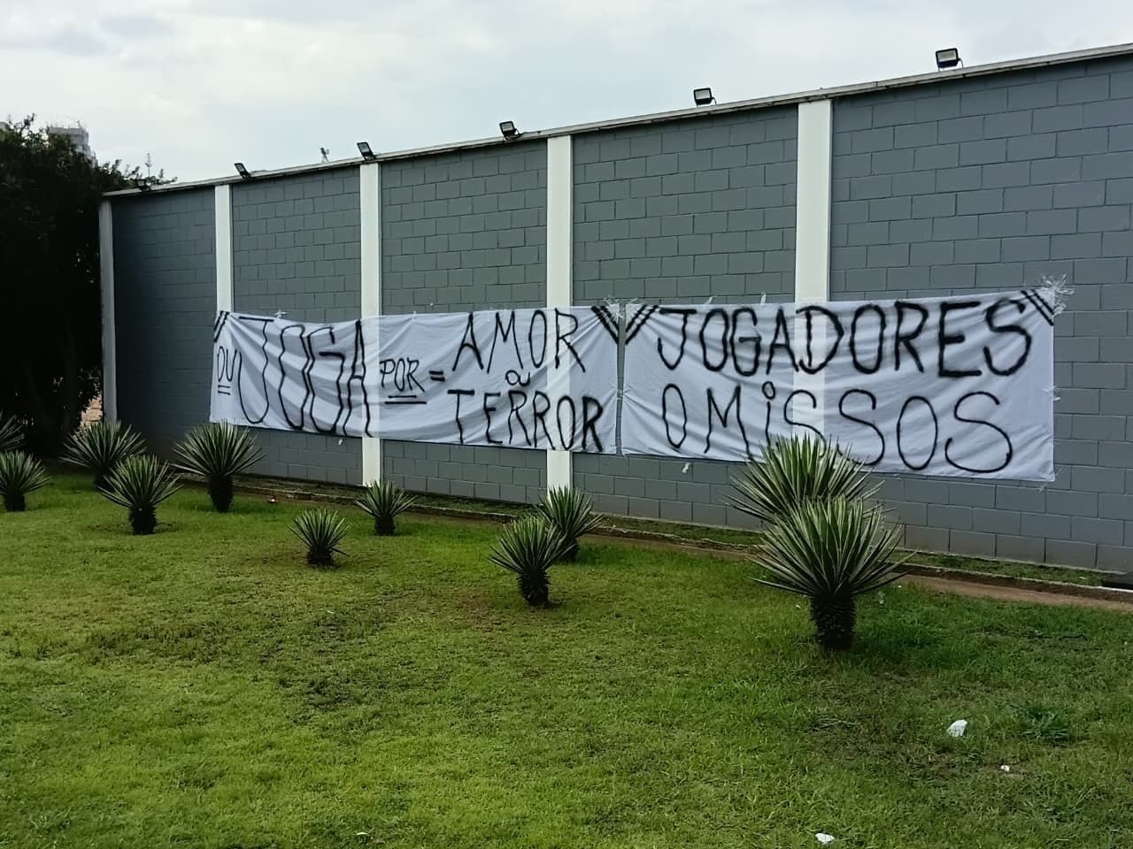 Protesto da torcida do Corinthians no CT