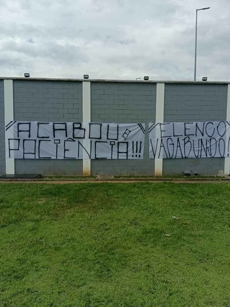 Protesto da torcida do Corinthians no CT
