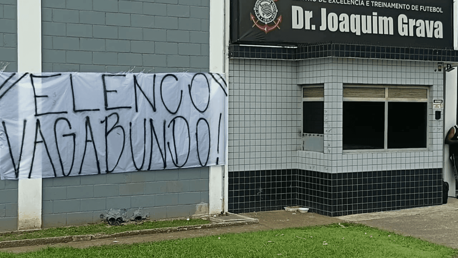 Torcida do Corinthians protesta no CT do clube