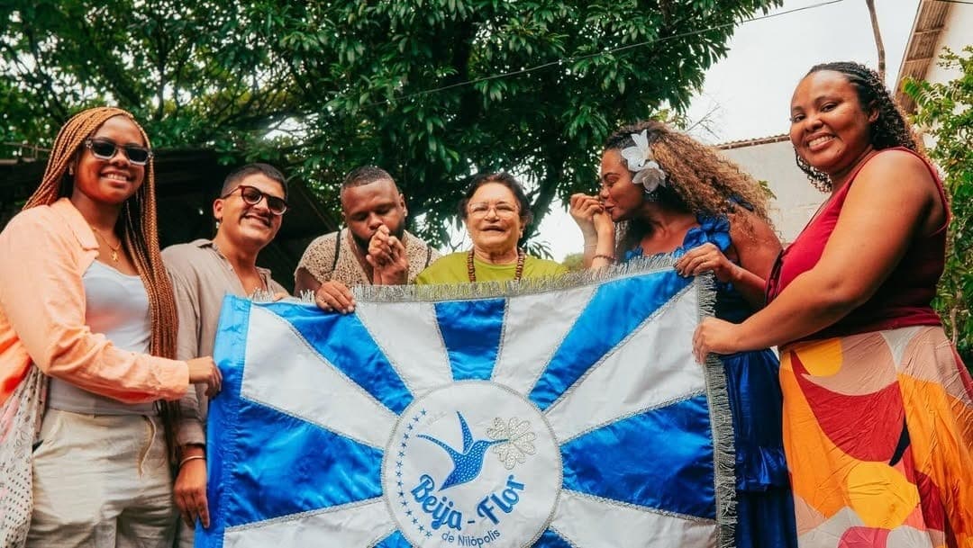 Zeneida ao lado dos carnavalescos da Beija-Flor