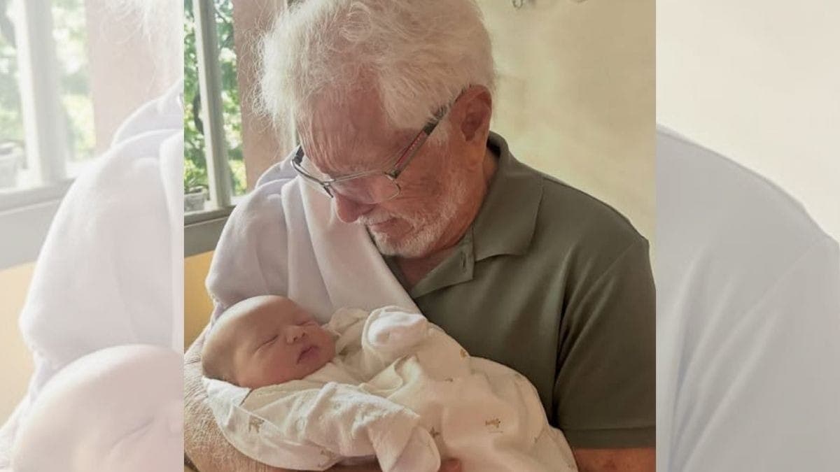 Carlos Alberto de Nóbrega posa com seu bisneto