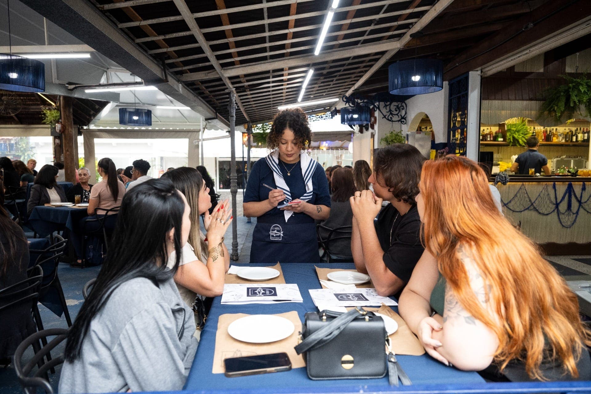 Bianca recebe os pedidos.