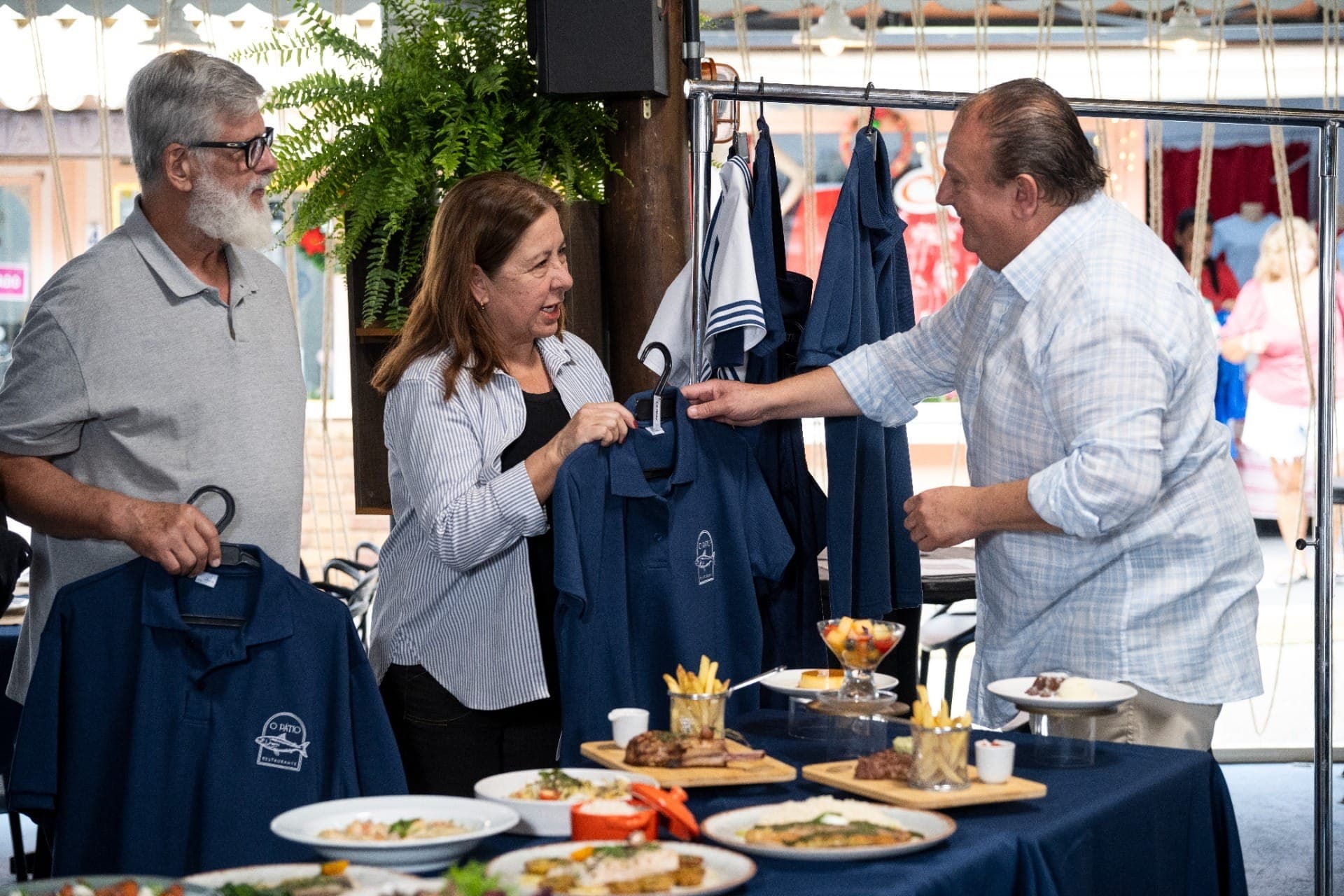  Erick Jacquin distribui os novos uniformes.