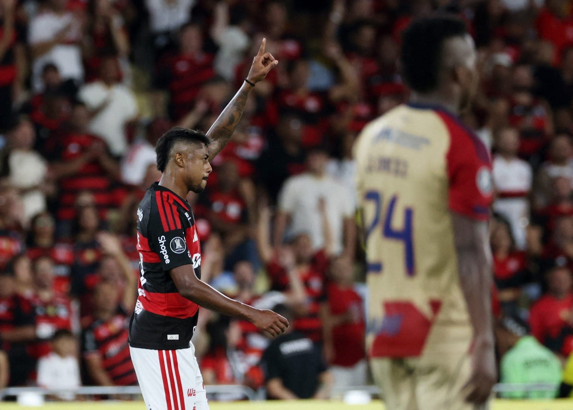 Bruno Henrique comemora gol na Libertadores