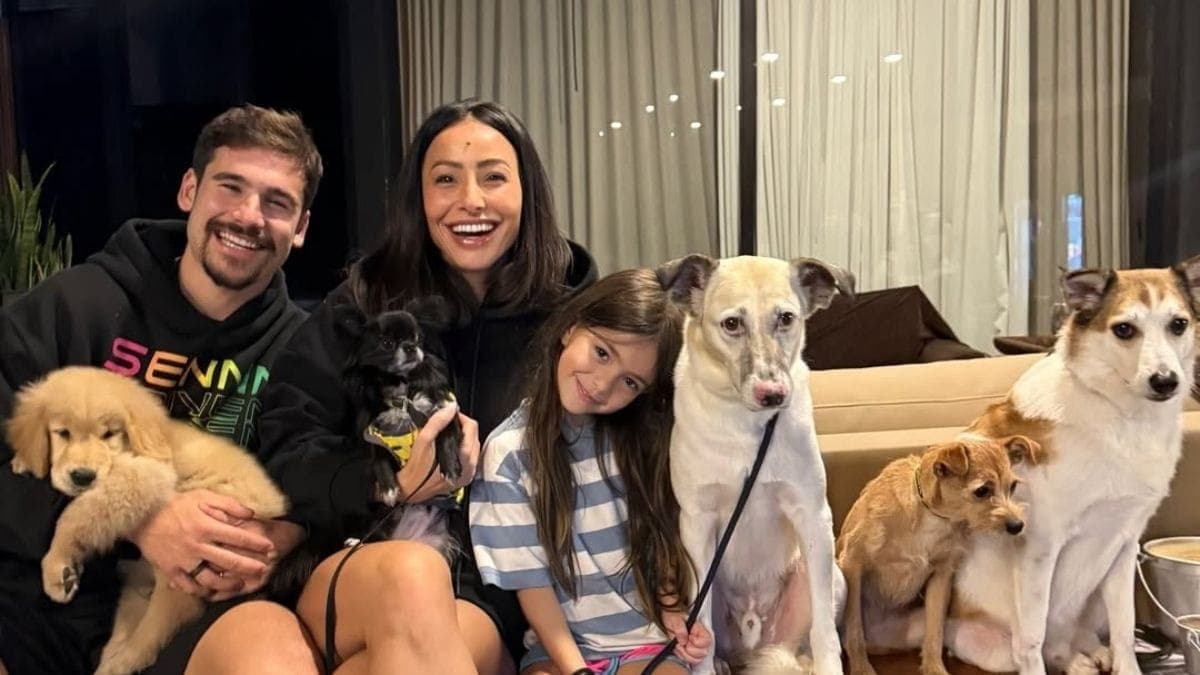 Nicolas Prattes e Sabrina Sato com Zoe