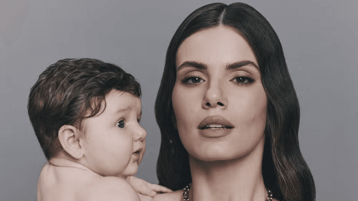 Camila Queiroz e filha, Clara