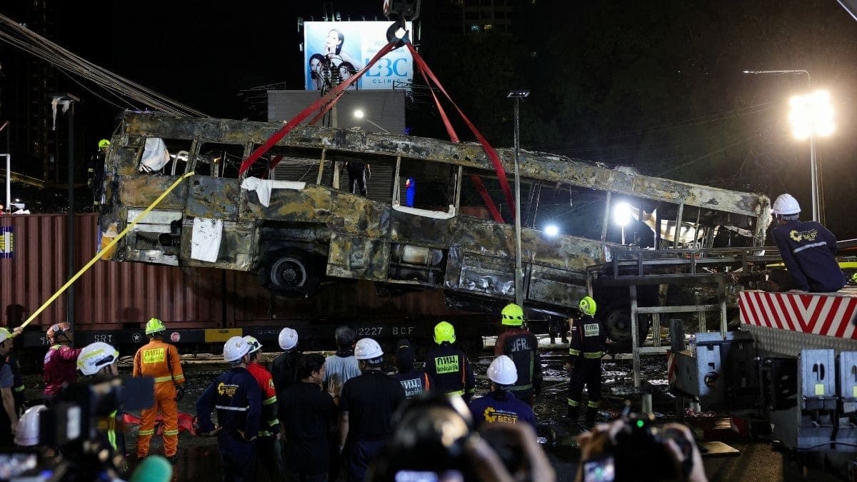 Acidente entre ônibus e trem