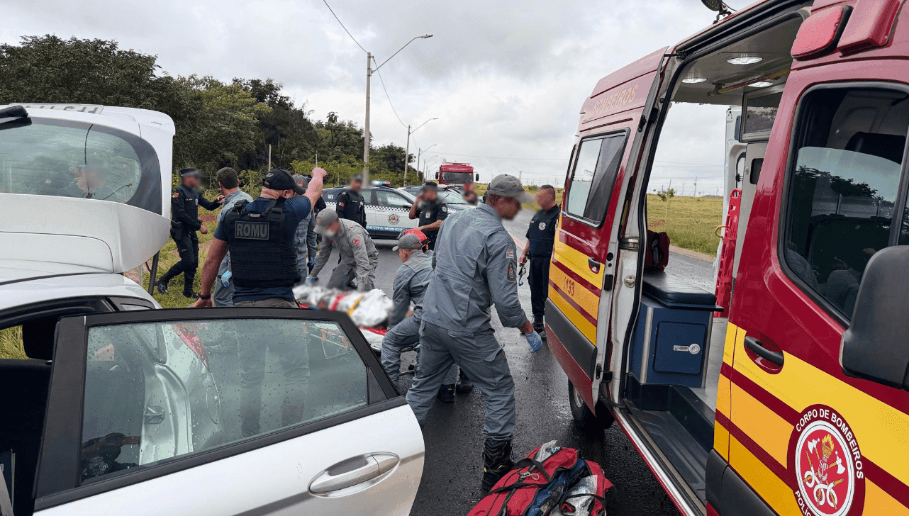 A mulher estava no porta-malas do carro 