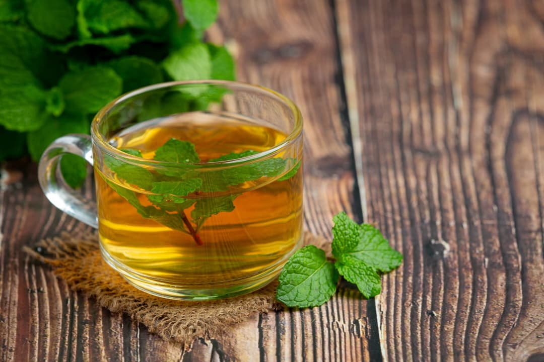 5 chás digestivos para se recuperar dos exageros do fim de semana