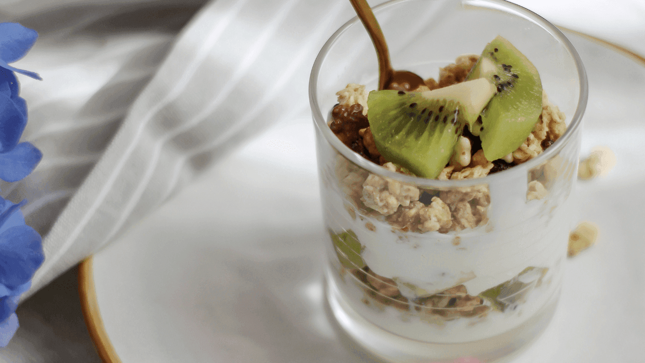 Iogurte fresco com frutas